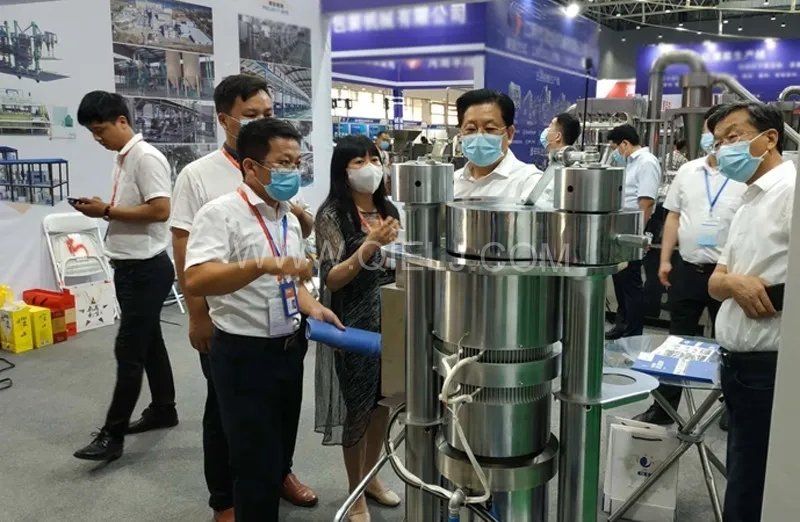 企鵝糧油機(jī)械榮獲第二十三屆中國農(nóng)加工投洽會“優(yōu)秀裝備展示獎”(圖2) 企鵝糧油機(jī)械榮獲第二十三屆中國農(nóng)加工投洽會“優(yōu)秀裝備展示獎”(圖2)